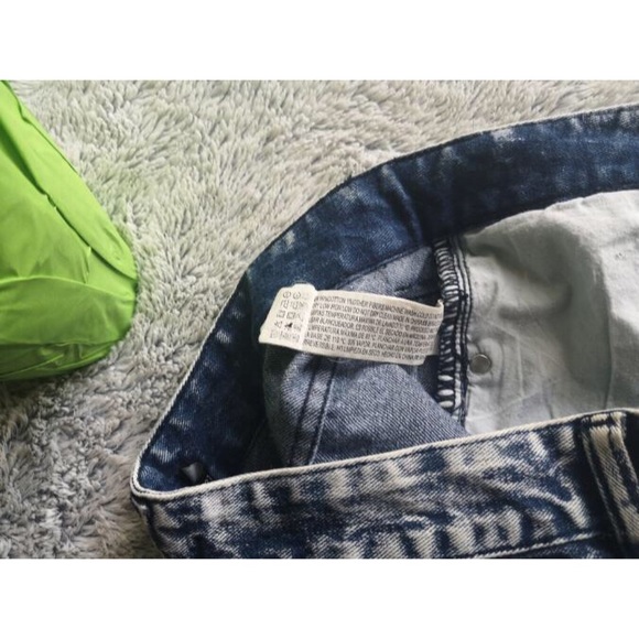 F21 distressed jean shorts - Picture 4 of 4